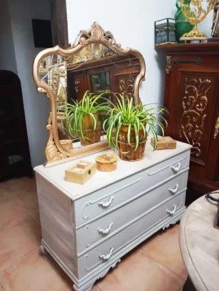 Cómoda antigua con espejo dorado