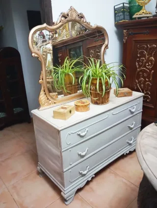 Cómoda antigua con espejo dorado