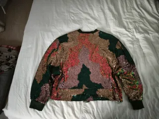 Bomber lentejuelas multicolor con cremallera.