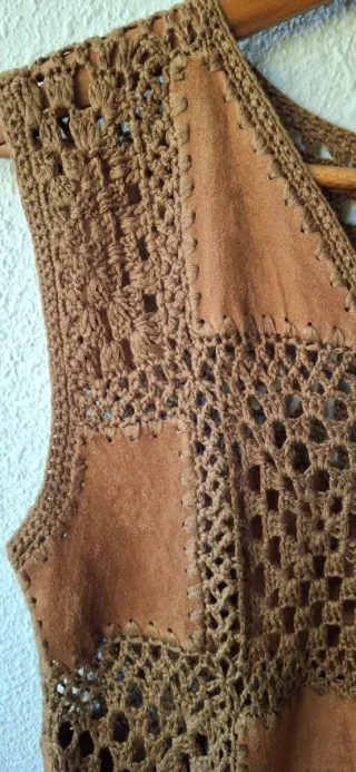 Chaleco boho con ccrochet, antelina y flecos