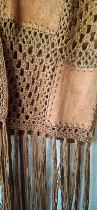 Chaleco boho con ccrochet, antelina y flecos