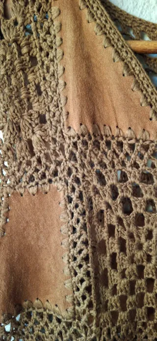 Chaleco boho con ccrochet, antelina y flecos