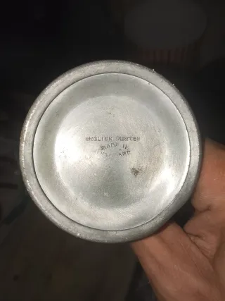 Jarra antigua de metal