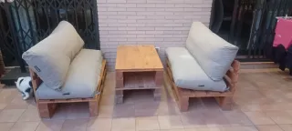 2 Asientos y 2 Mesas de Palets cojines incluidos.