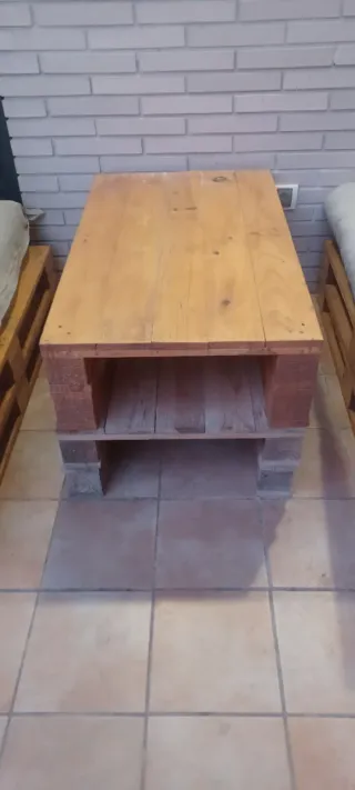 2 Asientos y 2 Mesas de Palets cojines incluidos.