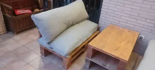 2 Asientos y 2 Mesas de Palets cojines incluidos.