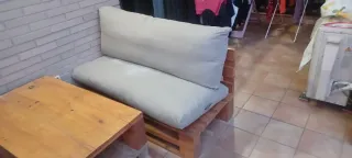 2 Asientos y 2 Mesas de Palets cojines incluidos.