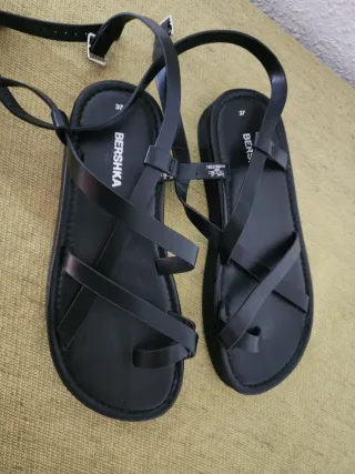 Sandalias Bershka negras tiras talla 37