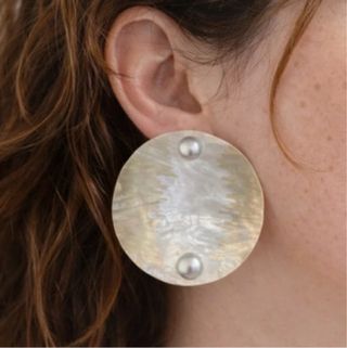 Pendientes redondos plateados con perlas