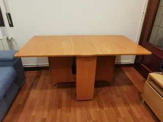 Mesa plegable de madera con cajones