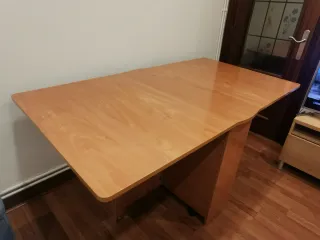 Mesa plegable de madera con cajones