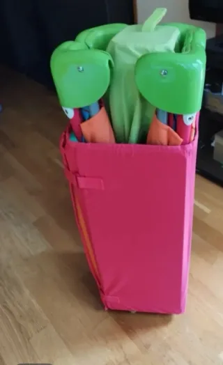 Cuna de viaje con diseño de serpiente