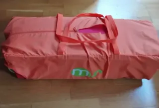 Cuna de viaje con diseño de serpiente