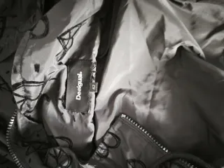 Cortavientos Desigual con capucha y cremallera Neg