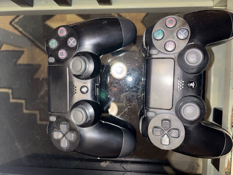 PS4 1TB + 2 mandos + 3 juegos afbeelding 3