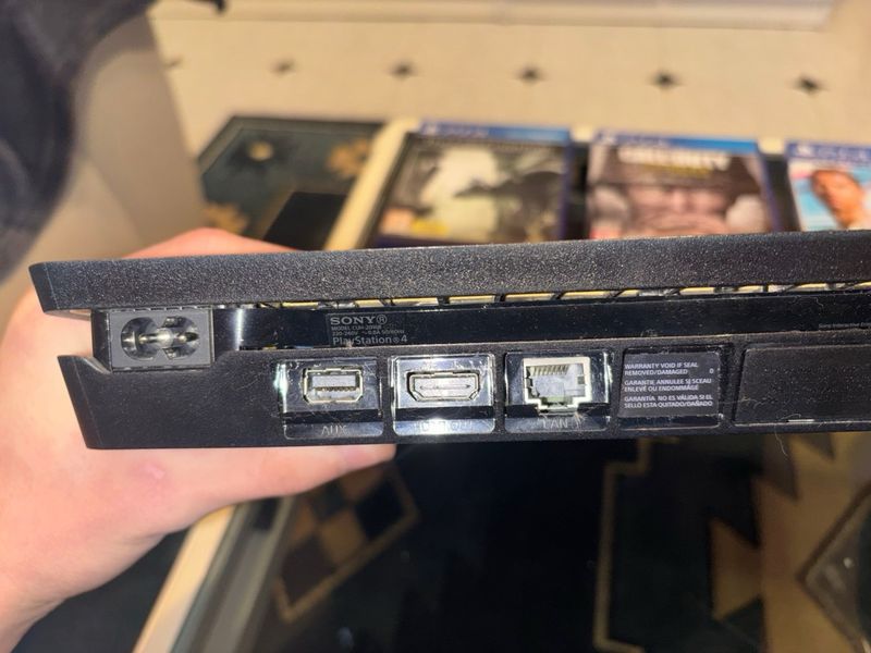 PS4 1TB + 2 mandos + 3 juegos afbeelding 2