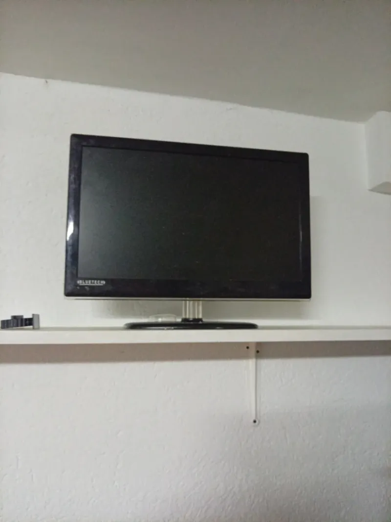Televisor BLUETEC Negro no tiene mando funciona