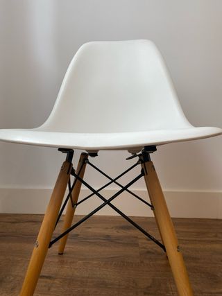 Sedie Nordiche Bianche con Gambe in Legno Chiaro