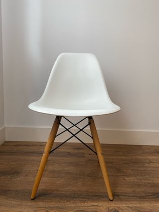 Sedie Nordiche Bianche con Gambe in Legno Chiaro