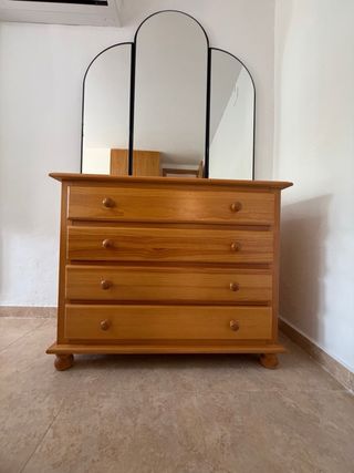 Cómoda de madera con 4 cajones