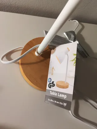 Lámpara de mesa moderna madera y metal