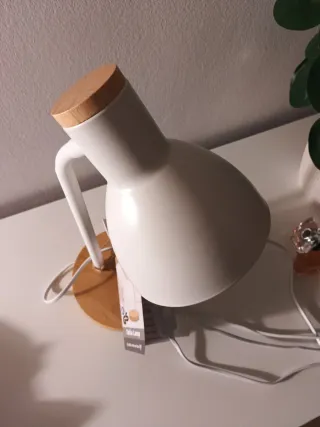 Lámpara de mesa moderna madera y metal