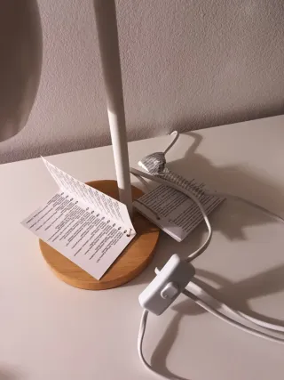 Lámpara de mesa moderna madera y metal