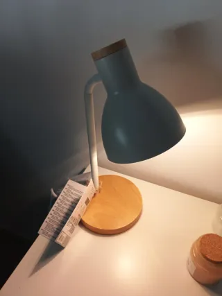 Lámpara de mesa moderna madera y metal