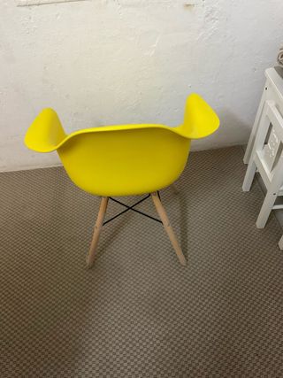 Silla amarilla moderna