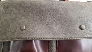 Bolso de piel marrón y verde