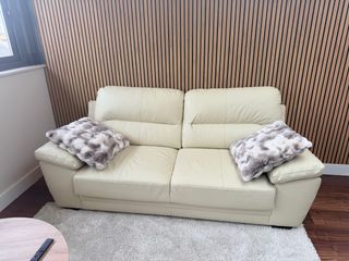 Sofá de piel beige 2 plazas