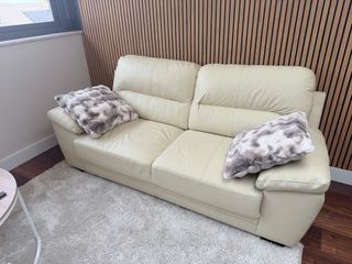 Sofá de piel beige 2 plazas