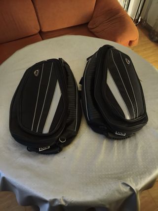 Casco de moto integral negro y blanco y Alforjas l