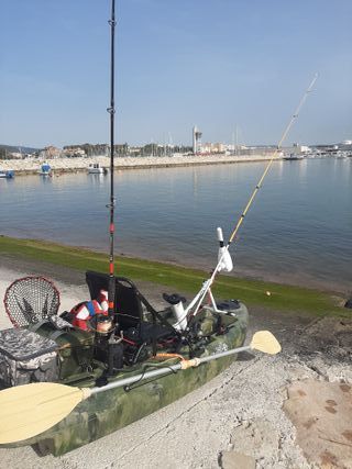Kayak de pesca con pedalera.