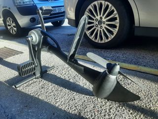 Kayak de pesca con pedalera.