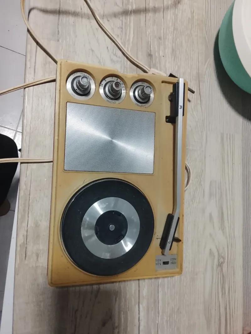 Tocadiscos Antiguo Finales 60s Beige