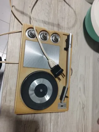 Tocadiscos Antiguo Finales 60s Beige