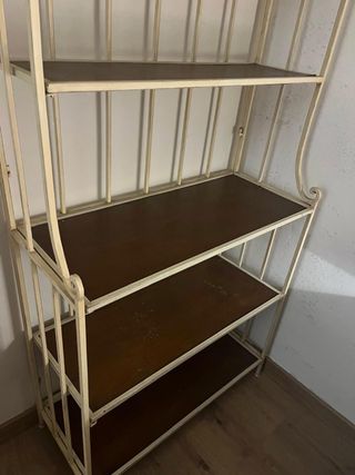 Estantería de hierro forjado y madera