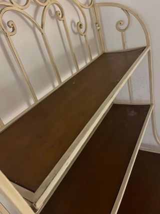 Estantería de hierro forjado y madera