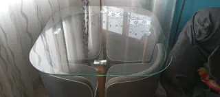 Mesa cristal redonda con 4 sillas tapizadas