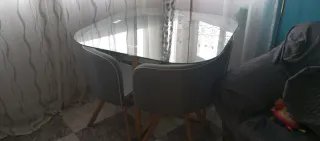 Mesa cristal redonda con 4 sillas tapizadas