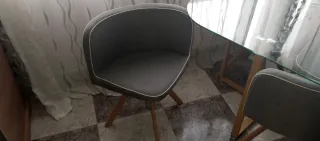 Mesa cristal redonda con 4 sillas tapizadas