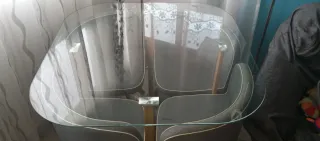 Mesa cristal redonda con 4 sillas tapizadas