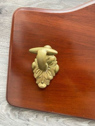 Perchero de pared clásico en madera con 3 ganchos