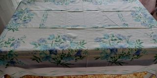 Mantel de tela con flores azules