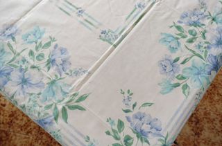 Mantel de tela con flores azules