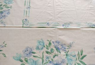 Mantel de tela con flores azules