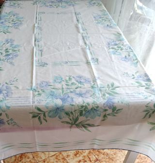 Mantel de tela con flores azules