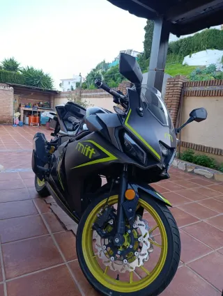 Mitt 125 GP2 Moto Deportiva Negra/Gris