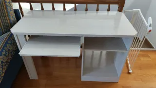 Mesa ordenador con bandeja extraíble